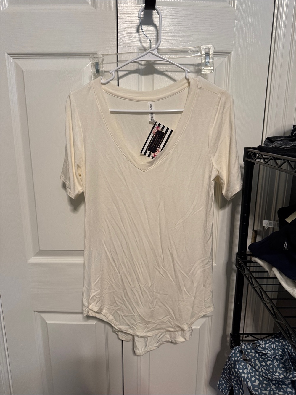 Zenana Outfitters Cream V-Neck Short Sleeve Tee